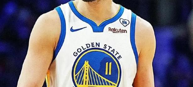 米兰体育-勇士回归首秀大放异彩，利物浦主场球迷高呼名字